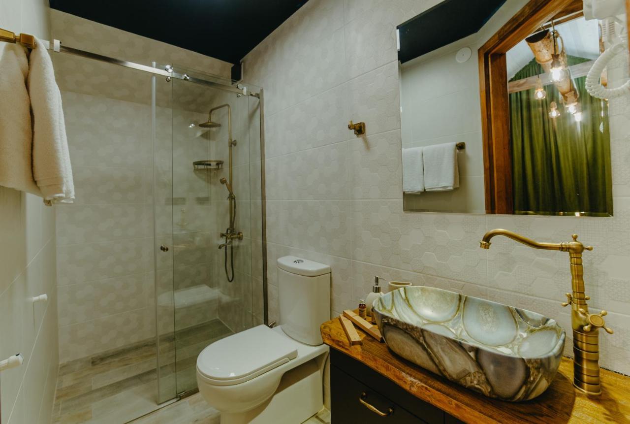 Hotel Wanderholic Telavi Esterno foto